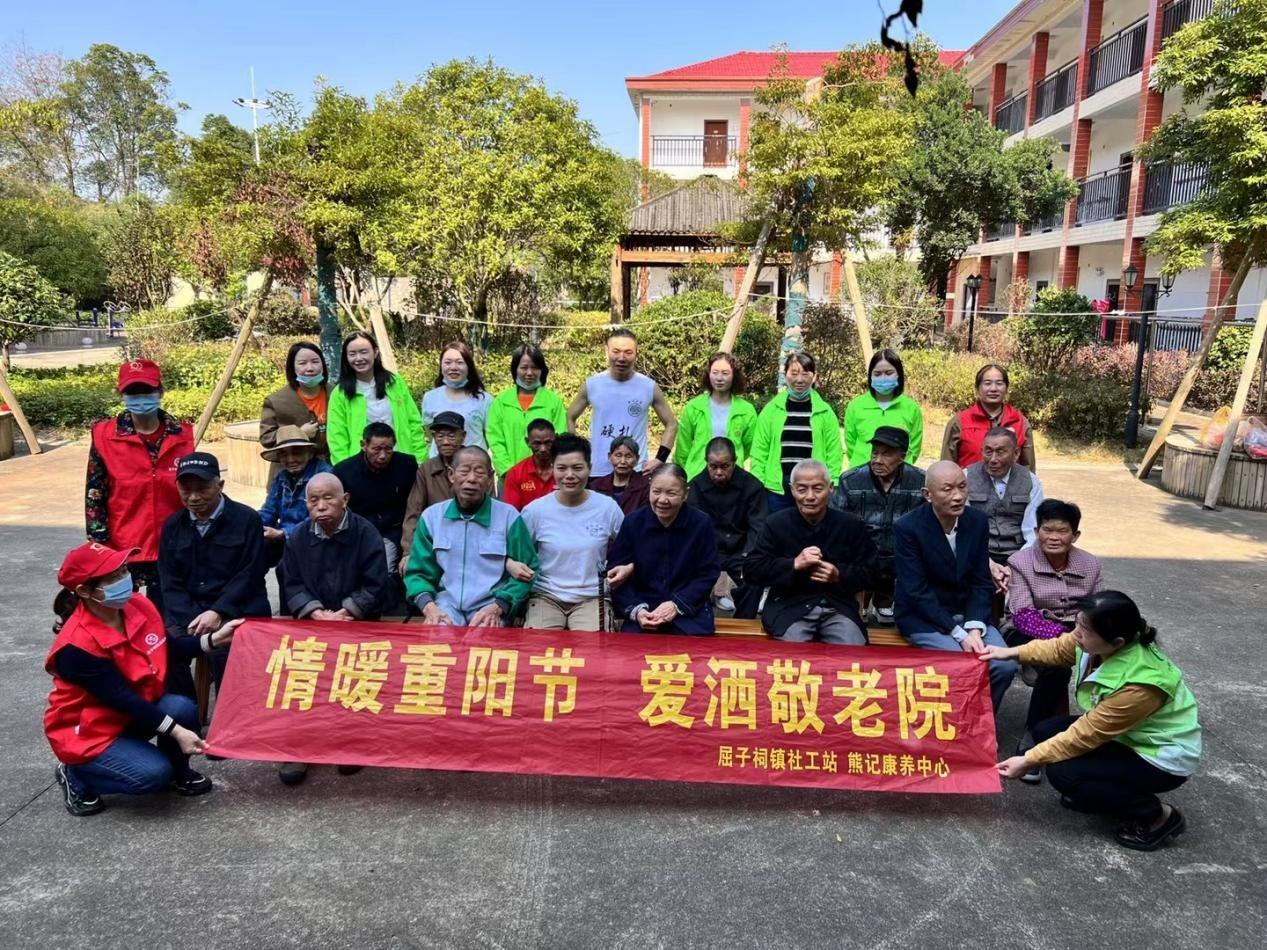 理发、修脚、按摩……屈子祠镇敬老院的老人们这样欢度重阳