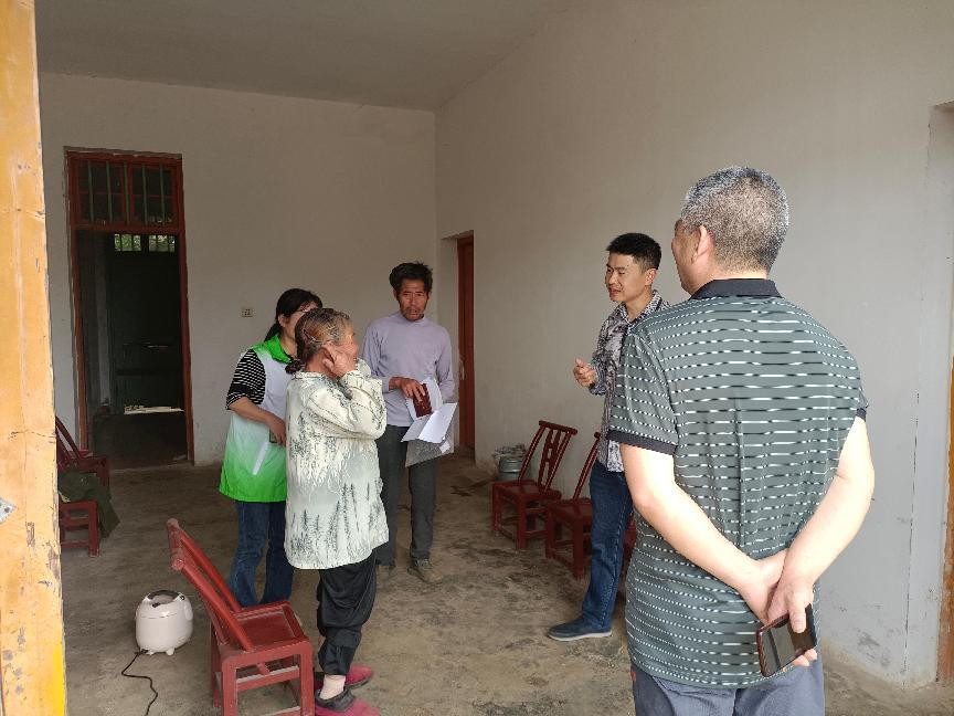 送服务上门，屈子祠镇24名残疾人“零跑腿”办好证