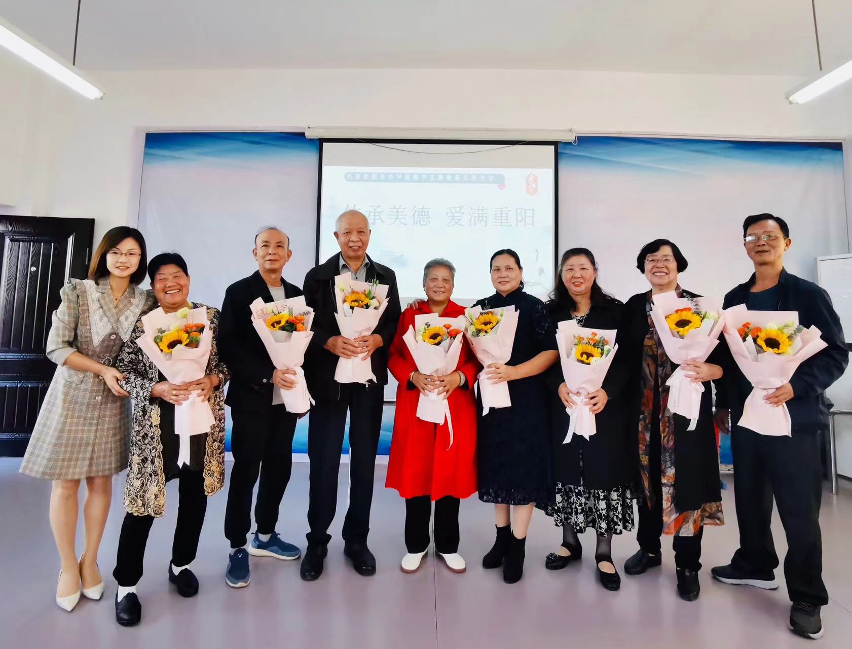 温馨又有仪式感！团结小学举行退休教师庆祝重阳节活动