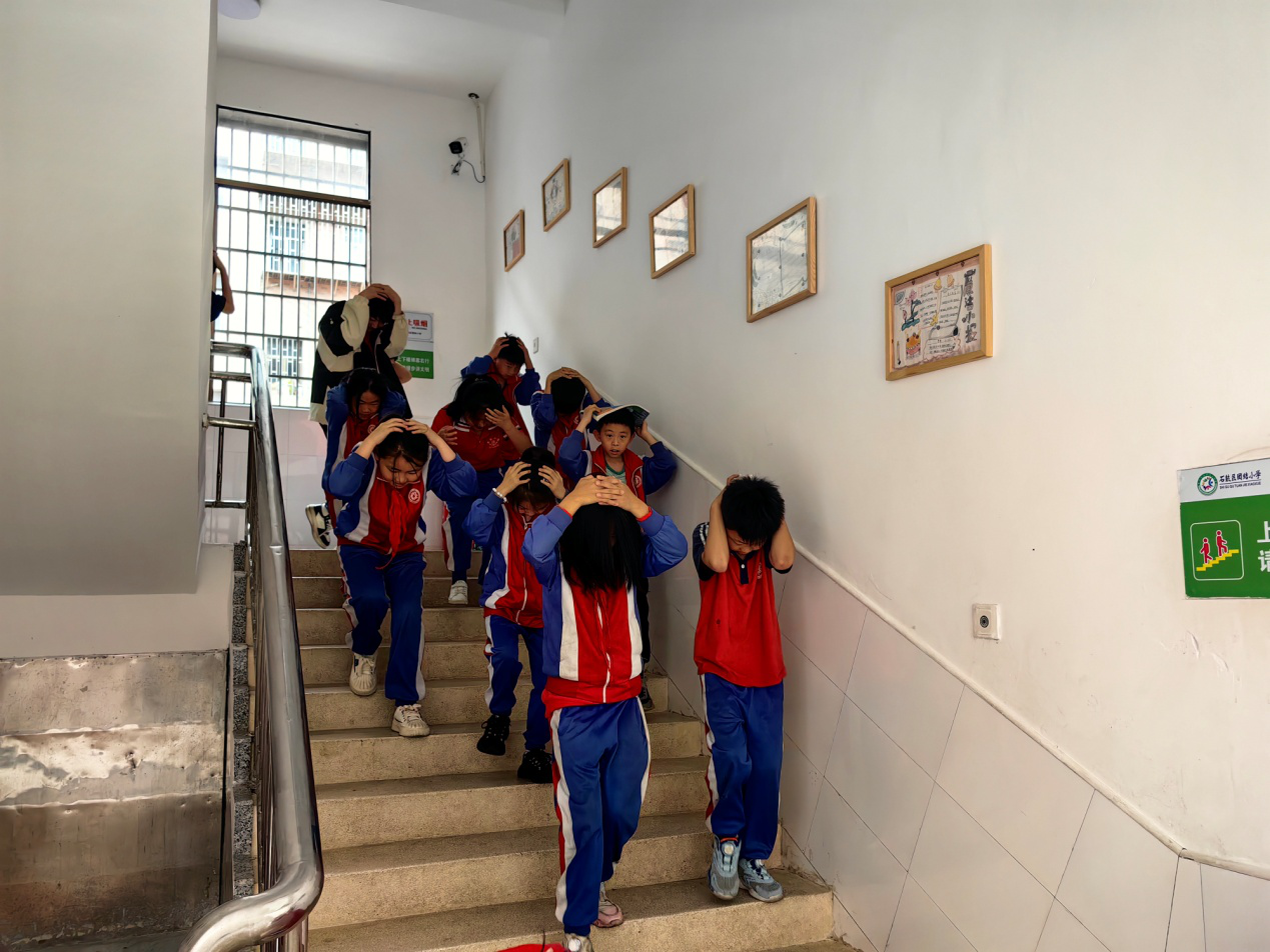 以“练”筑防，临“震”不乱——石鼓区团结小学开展防震减灾应急疏散演练暨防灾减灾安全培训