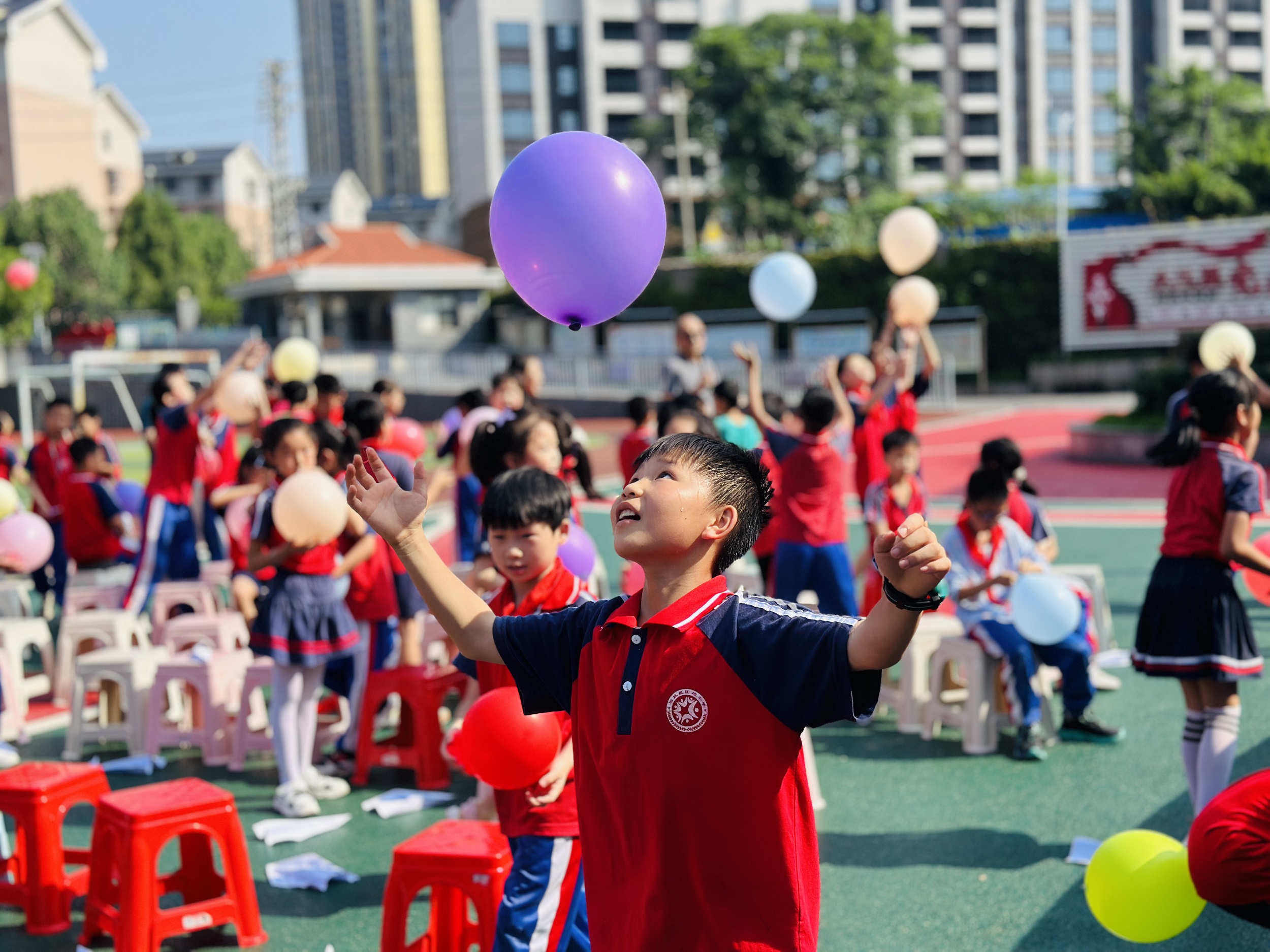 “踩爆”烦恼，“放飞”快乐：石鼓区团结小学心理健康团辅活动