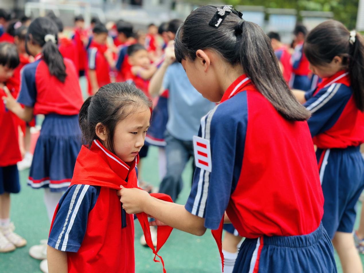 奏响人生的第一部曲：石鼓区团结小学40名新队员光荣入队