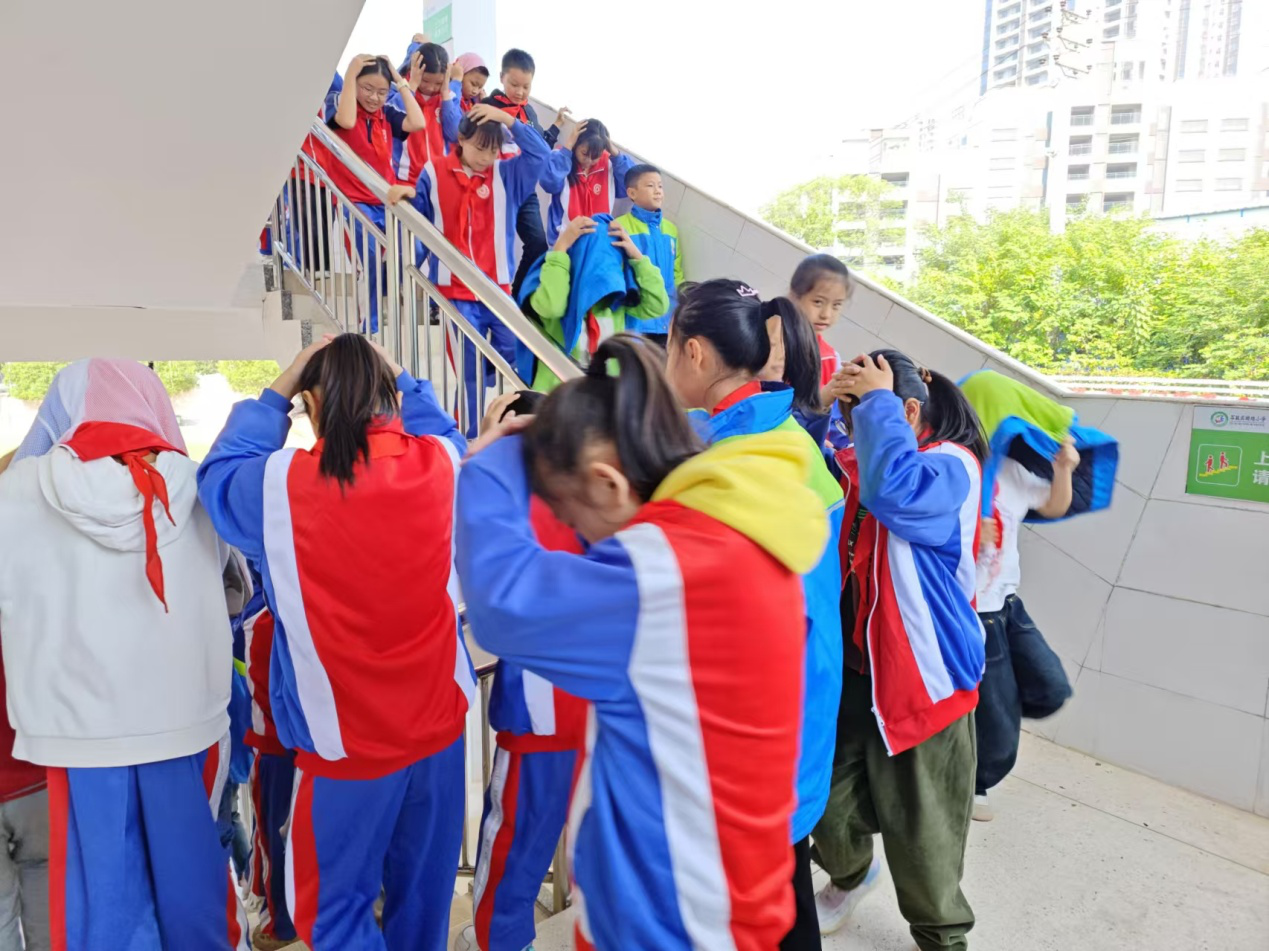 石鼓区团结小学：防震演练进行时，安全保障不停歇