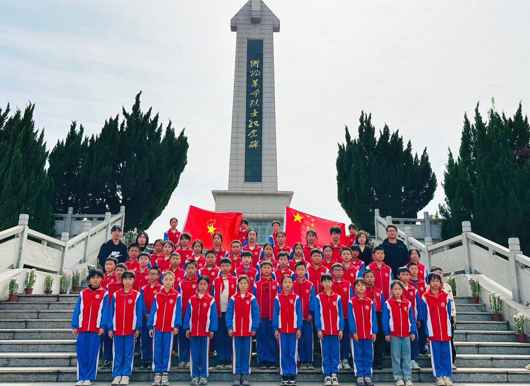 红领巾飘扬祭忠魂，清明雨润铸初心 ——石鼓区团结小学开展缅怀革命先烈，传承红色精神主题教育
