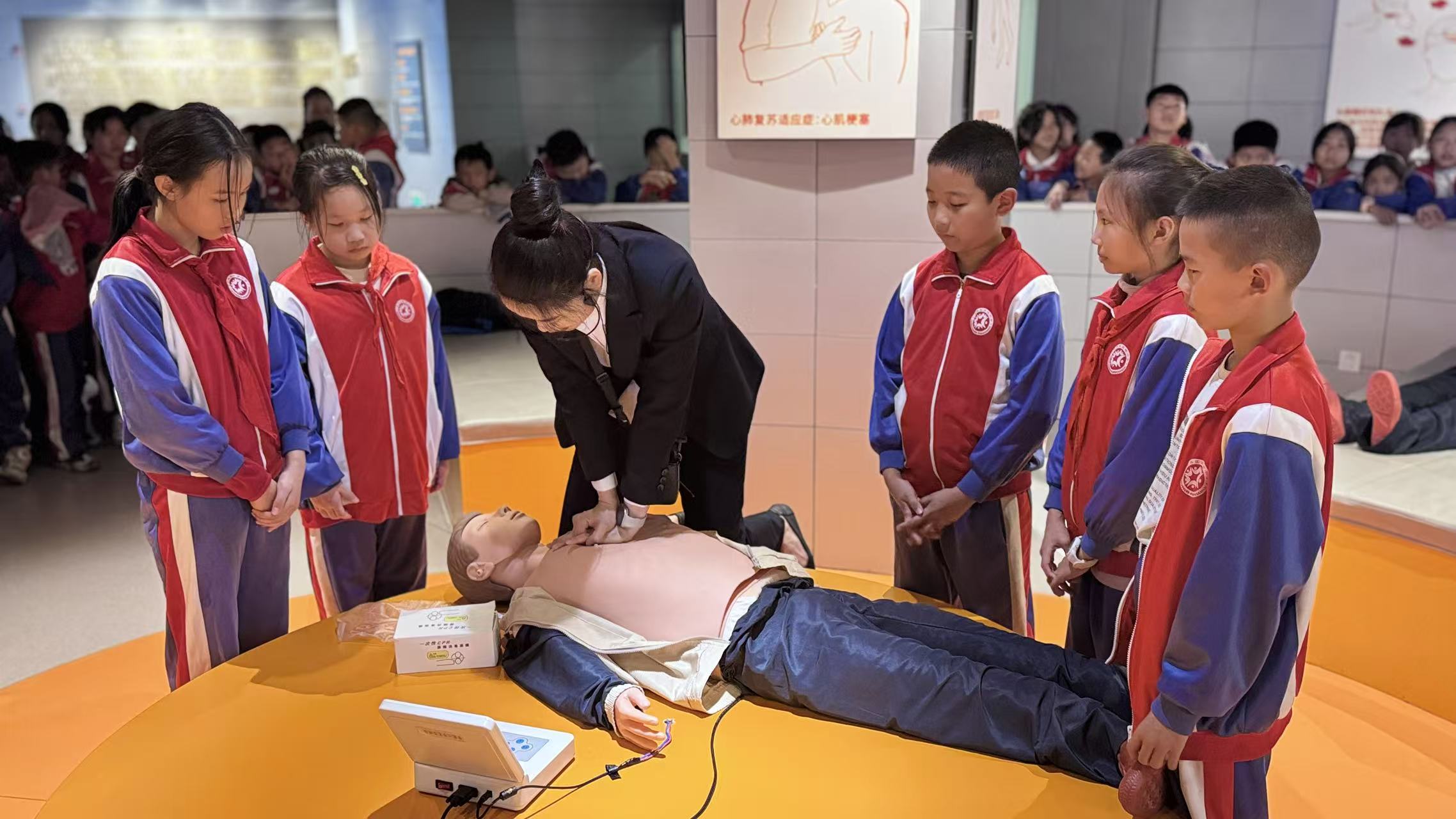 实践演练＋实地学习，团结小学全方位筑牢防空防灾安全防线