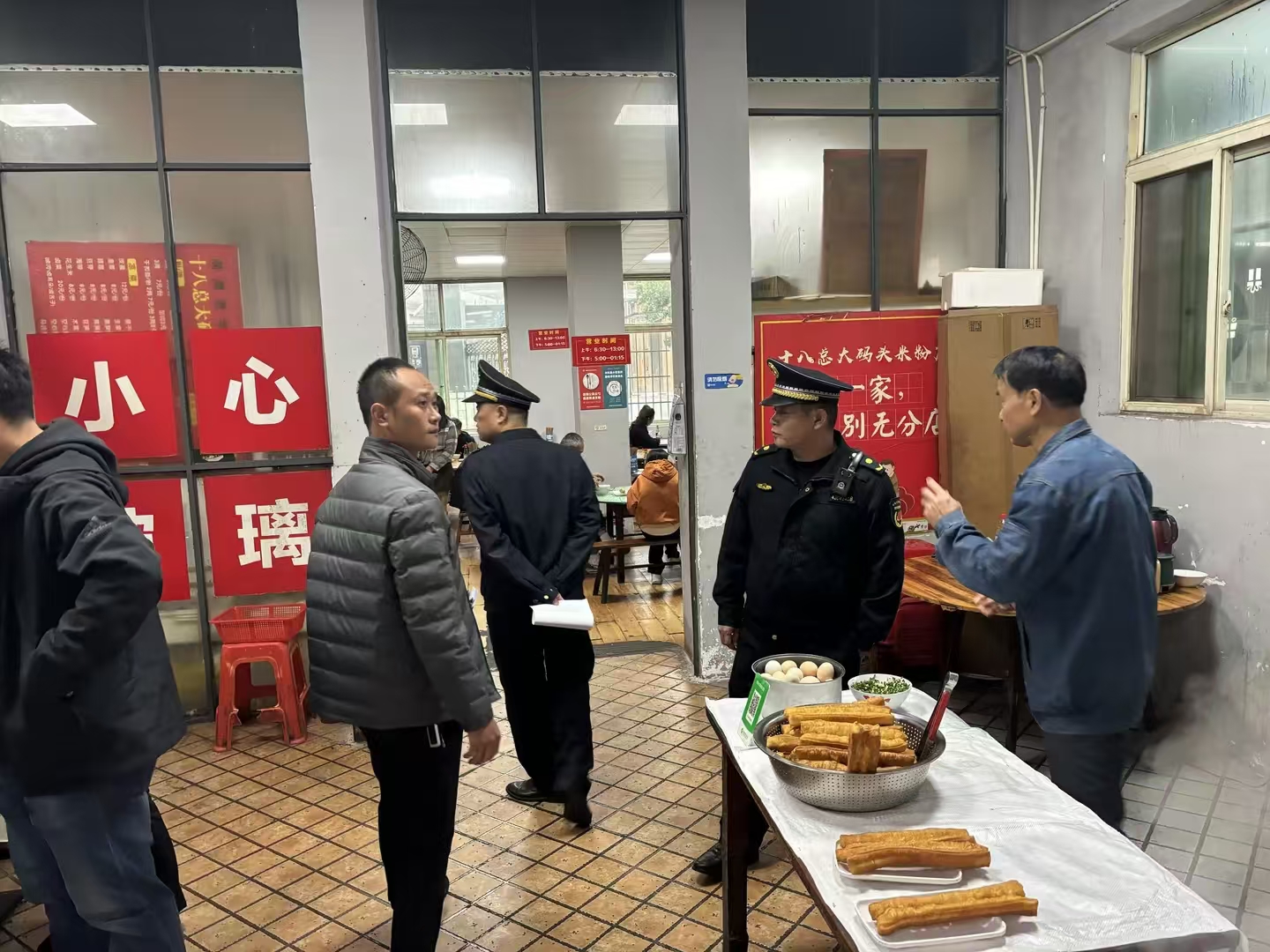 区城管局开展入户安检及燃气安全宣传工作