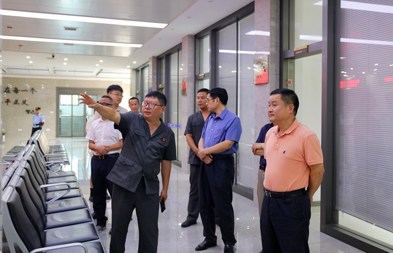 怀化市人大常委会副主任向守清到中方县法院调研
