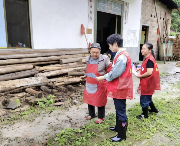 荆竹瑶族乡开展防汛敲门行动