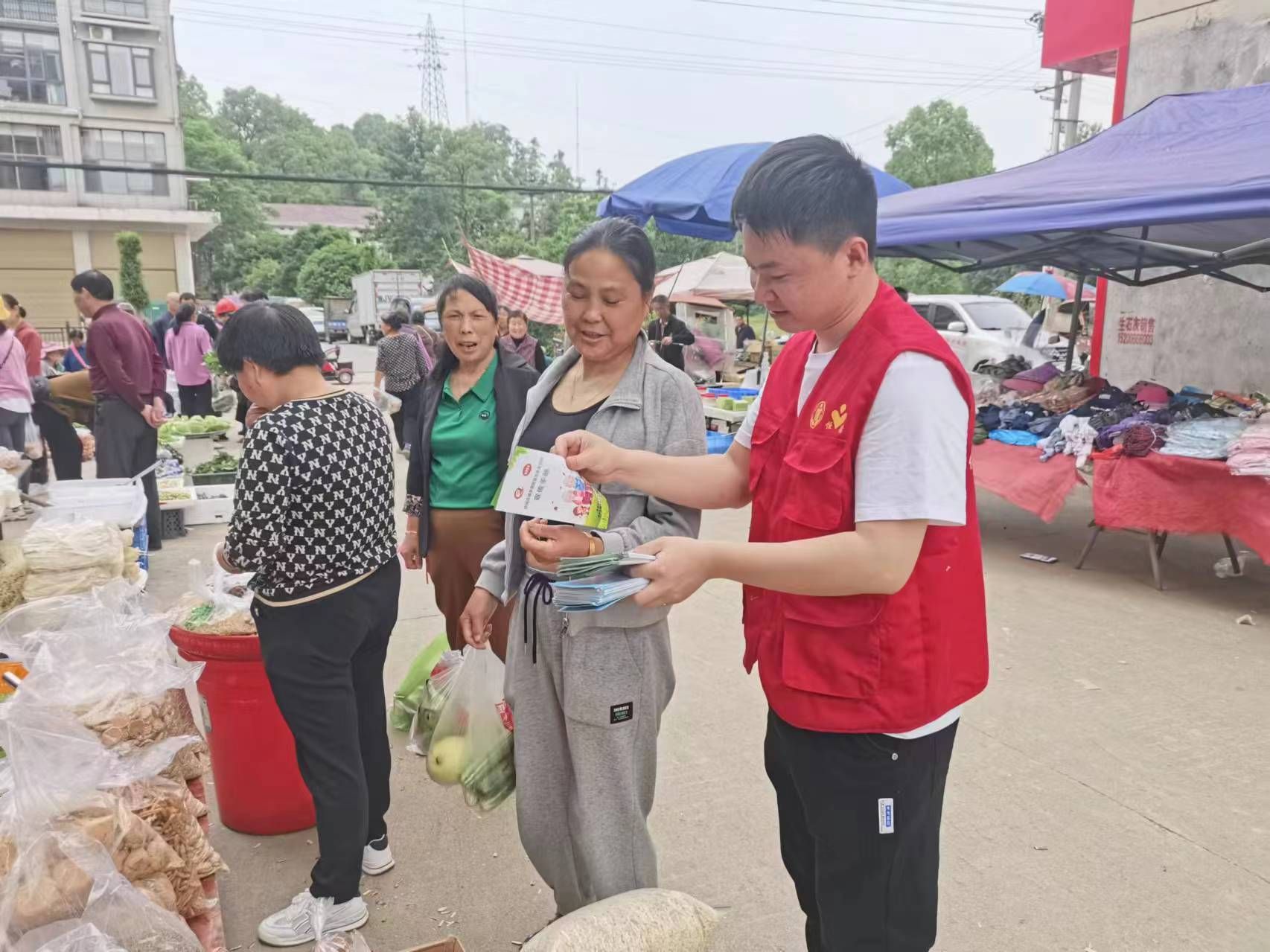 花岩溪镇：公益集市“益”起来