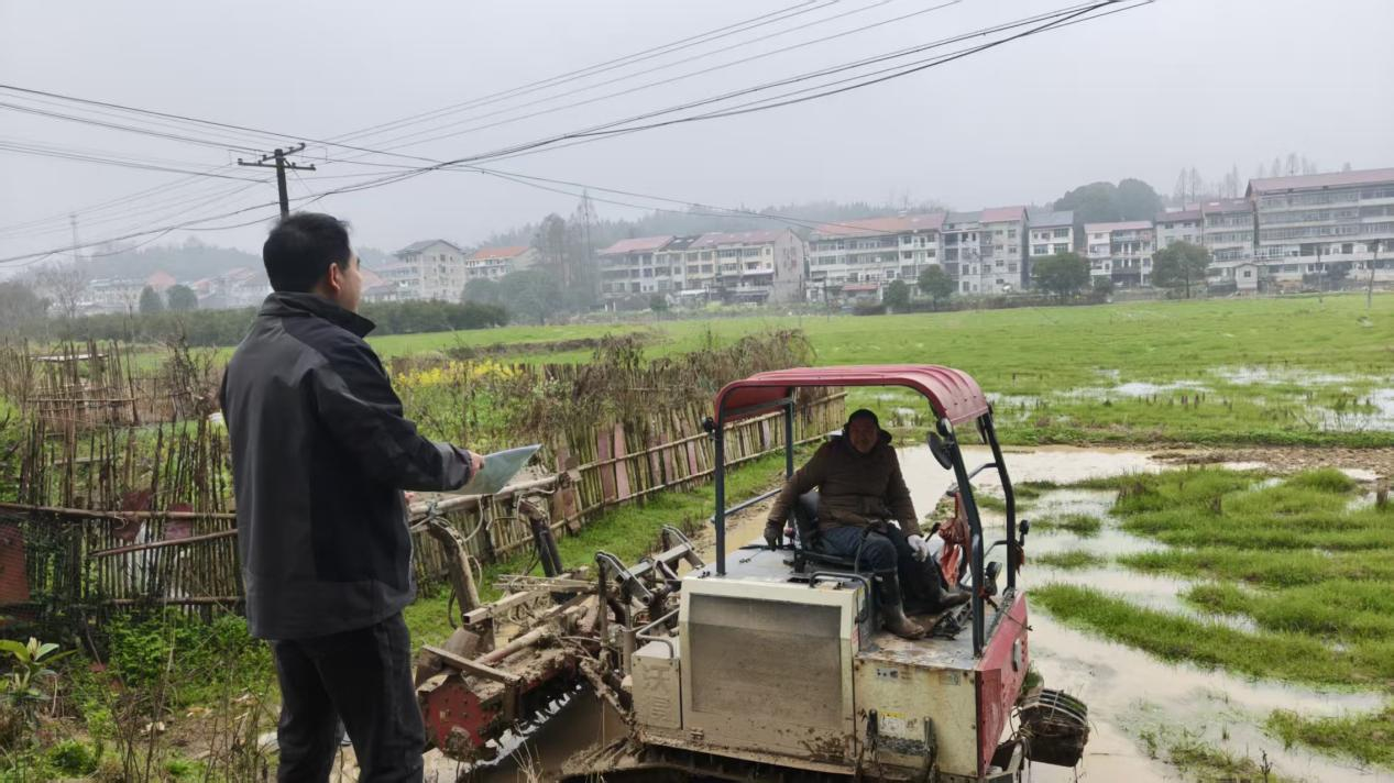 花岩溪镇：田间地头核查农机补贴 不误农时助力春耕生产