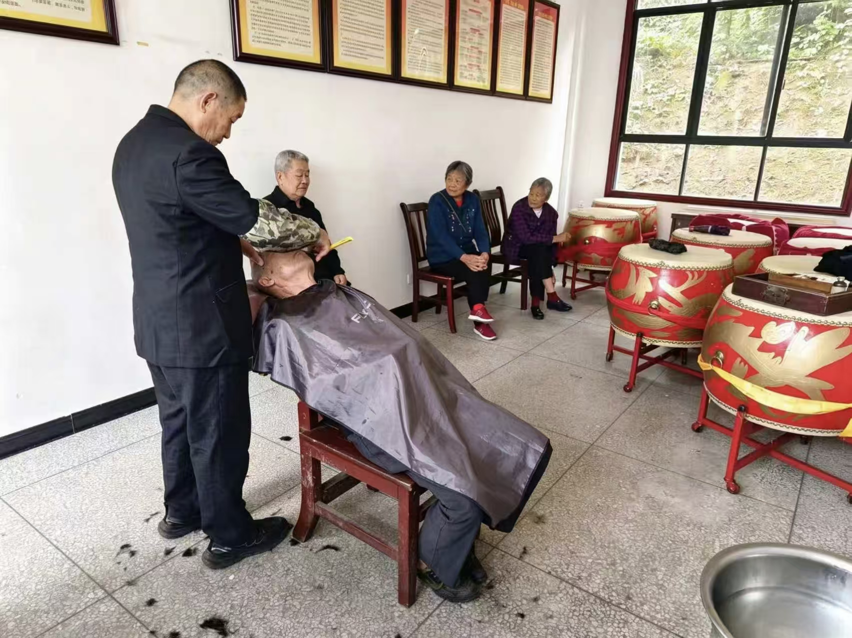 花岩溪镇：小剪刀传递大关爱