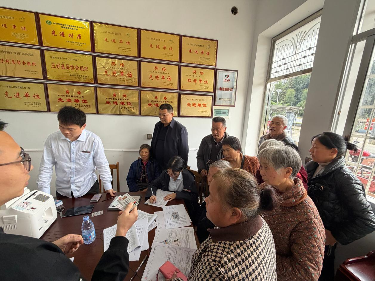 花岩溪镇：社银联动办实事 便民服务暖民心