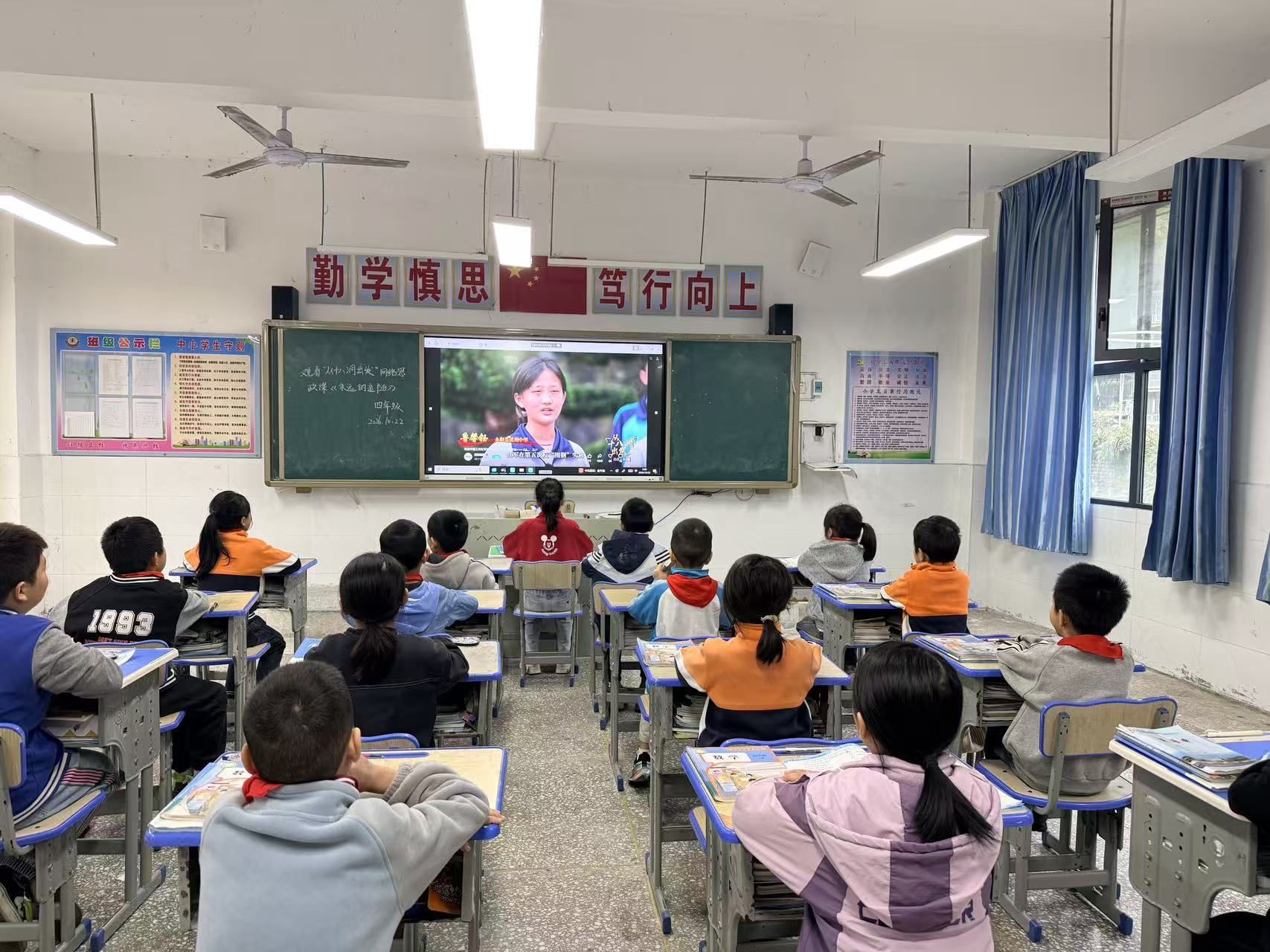 传承红色基因 汲取奋进力量——默戎镇九年一贯制学校组织收看“从十八洞出发”网络大思政课《永远的追随》