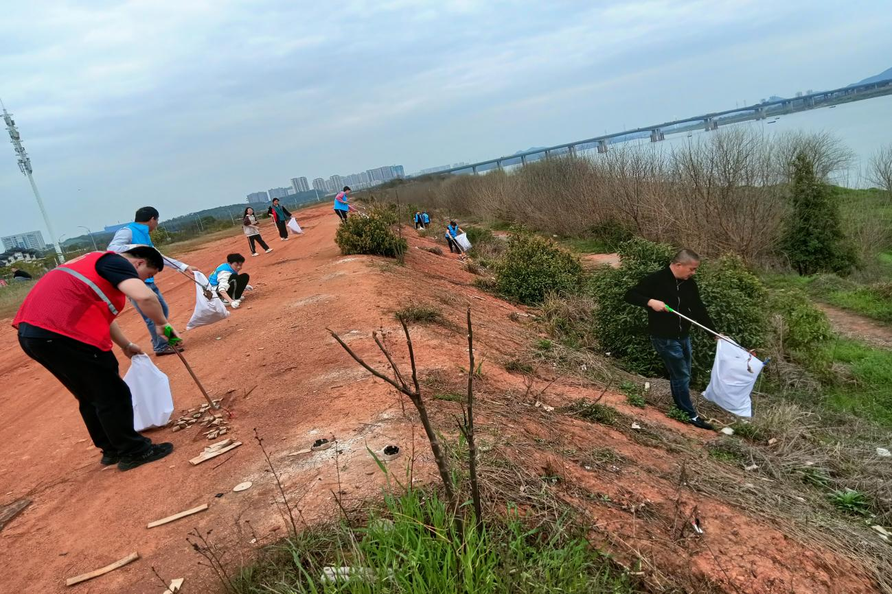 九华街道：结合“世界水日”“中国水周”开展“清河净滩”志愿服务活动