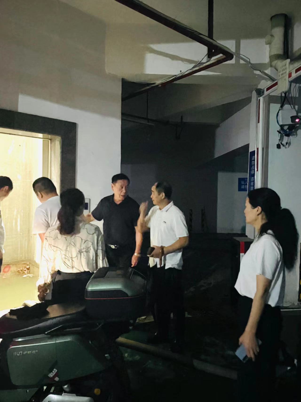 九华街道快速解决一起电梯渗水问题