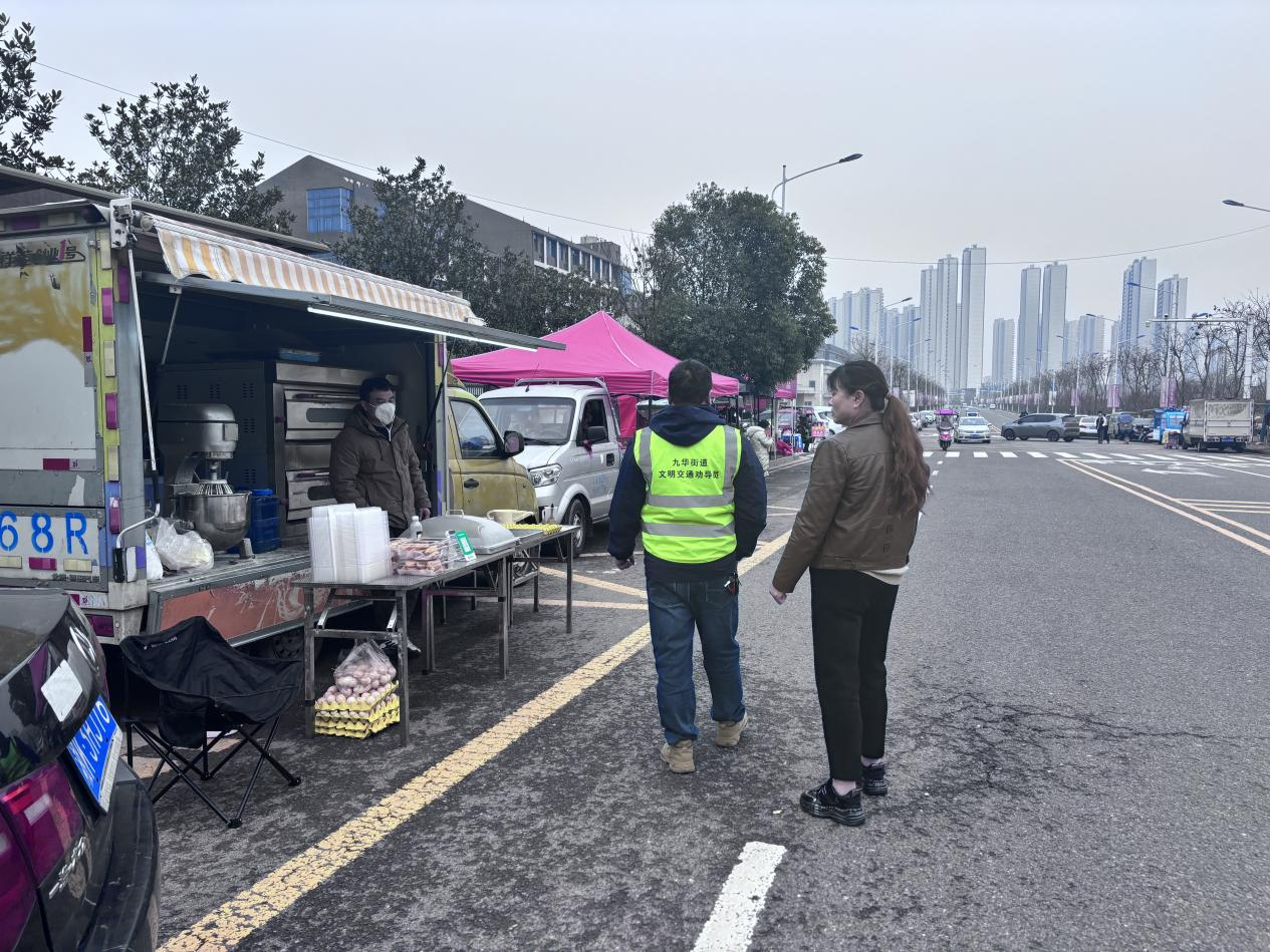 【平安雨湖】船形山社区：加强道路安全劝导，确保交通畅通无阻