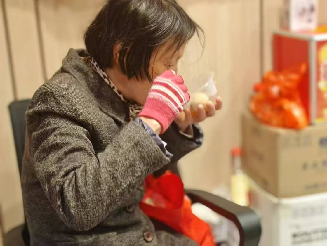 合山社区：三月三荠菜飘香，邻里情温暖升温