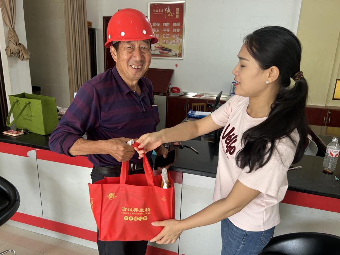 船形山社区：夏日送清凉，关爱暖人心
