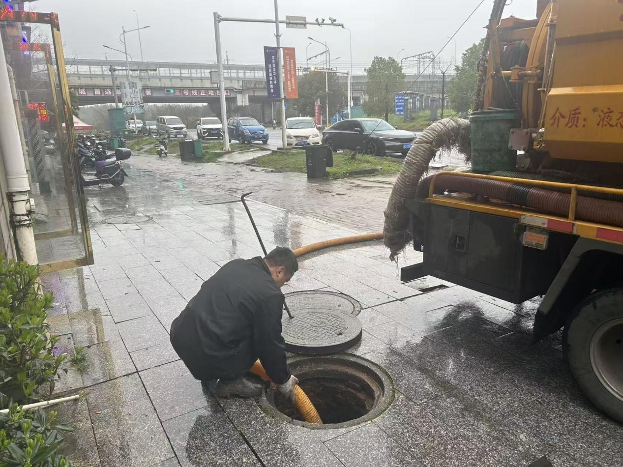 船形山社区：心系群众解民忧，疏通管道暖人心