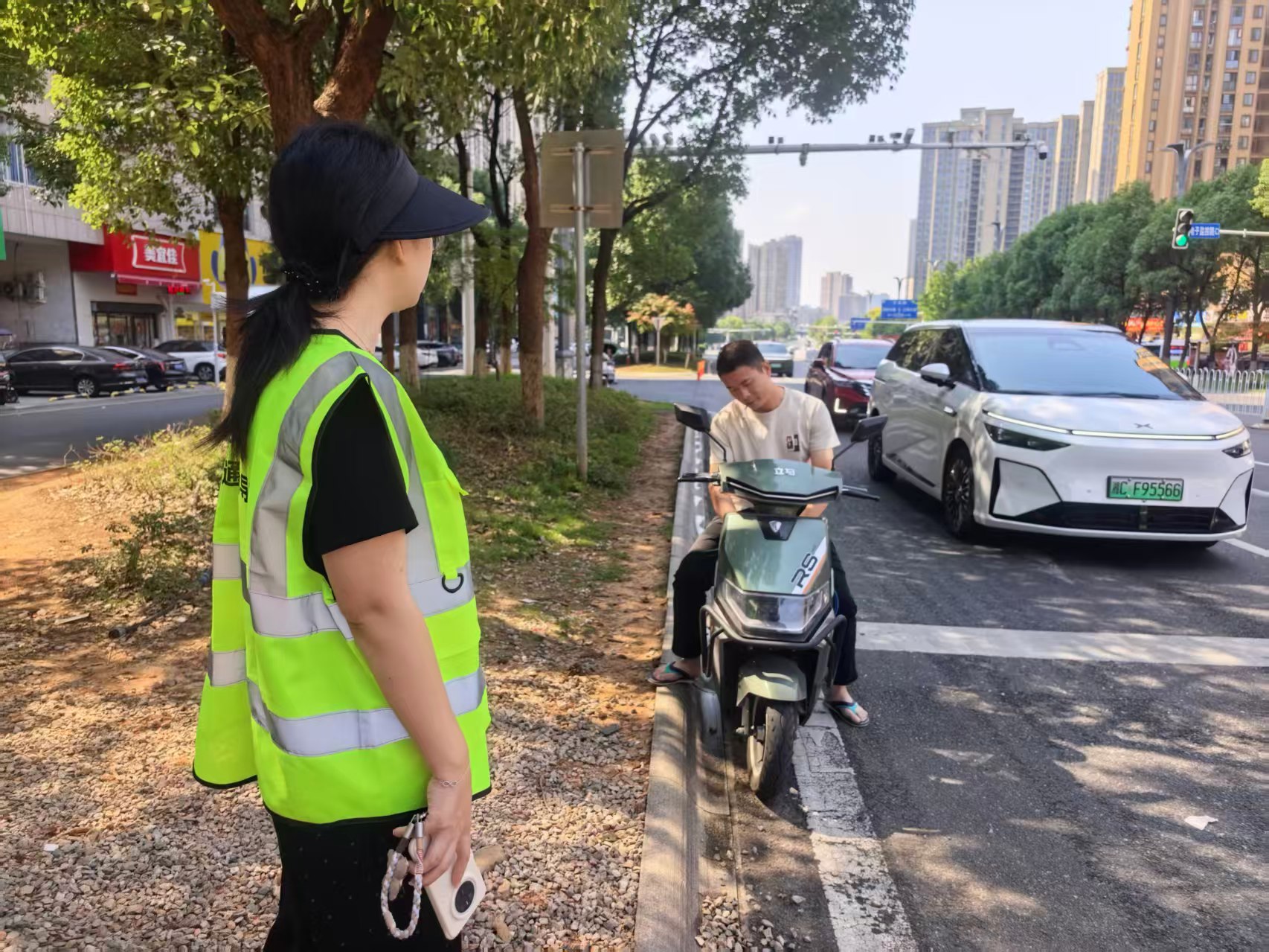 红旗社区：以志愿力量筑牢交通安全防线