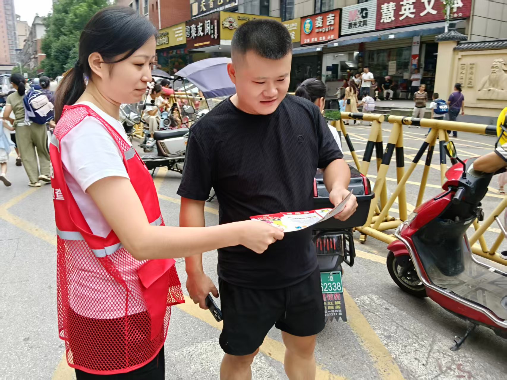 红旗社区开展校园周边禁毒宣传活动