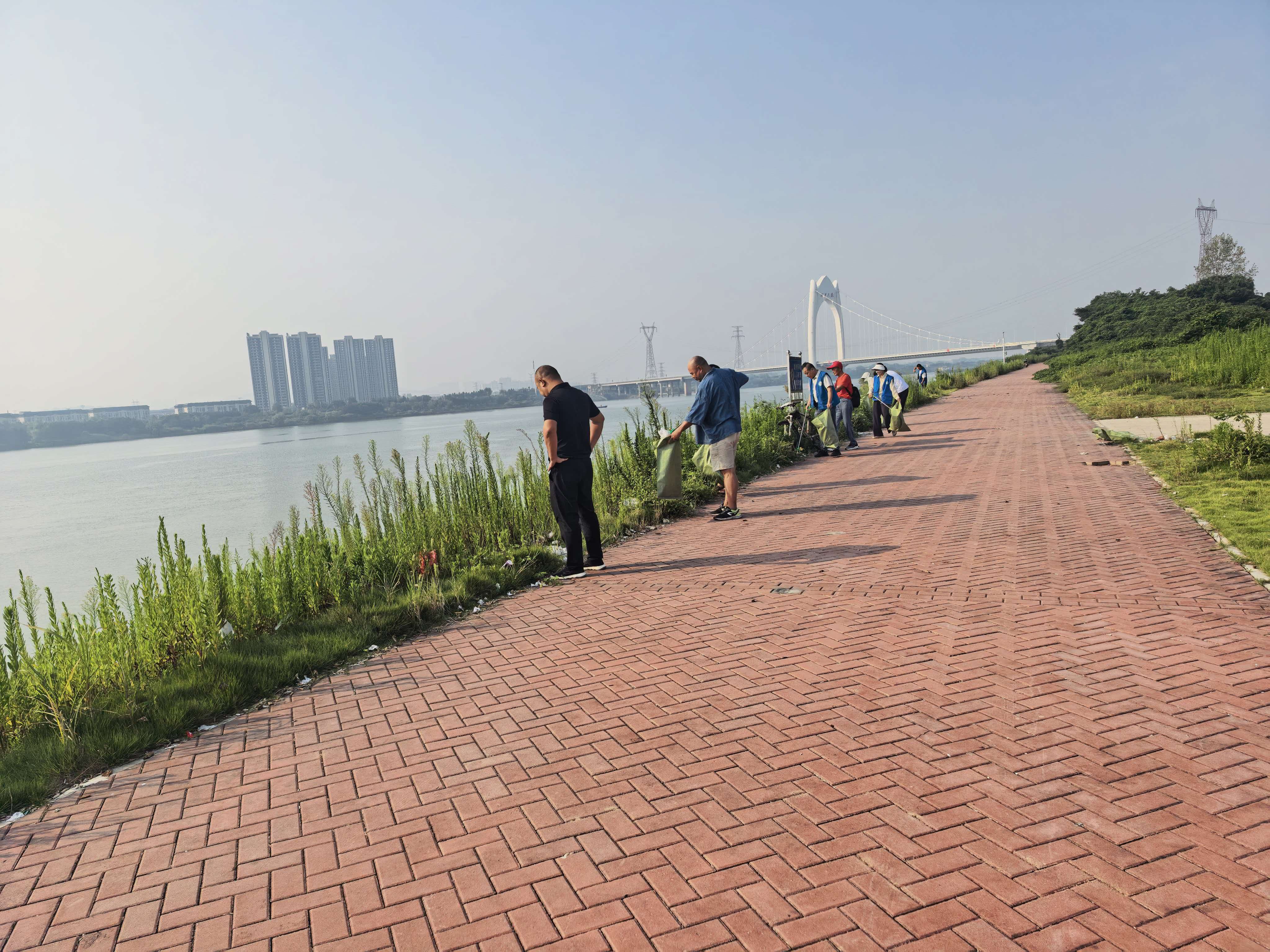 九华街道联合民间河长开展清河净滩暨禁渔专项整治行动
