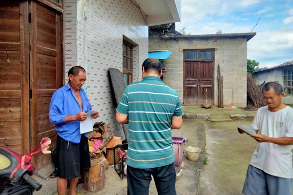 洞口县竹市镇开展禁毒、反电诈宣传进家庭活动