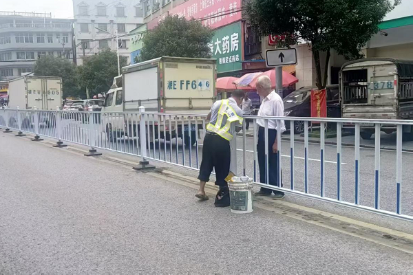 竹市镇：筑牢交通防线  护栏升级再提质