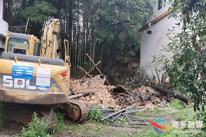 [棋梓镇]拆除空心房消隐患 心系群众守安全