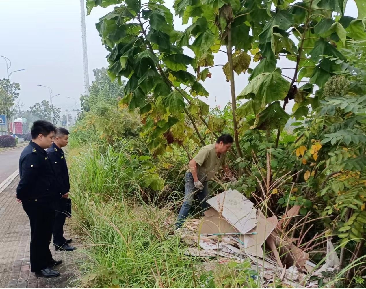 板塘街道：加強道路巡查 嚴(yán)抓建筑垃圾傾倒行為