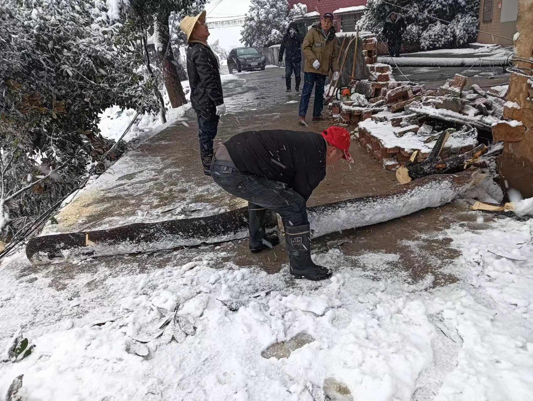 迎戰(zhàn)風雪 西塘村在行動