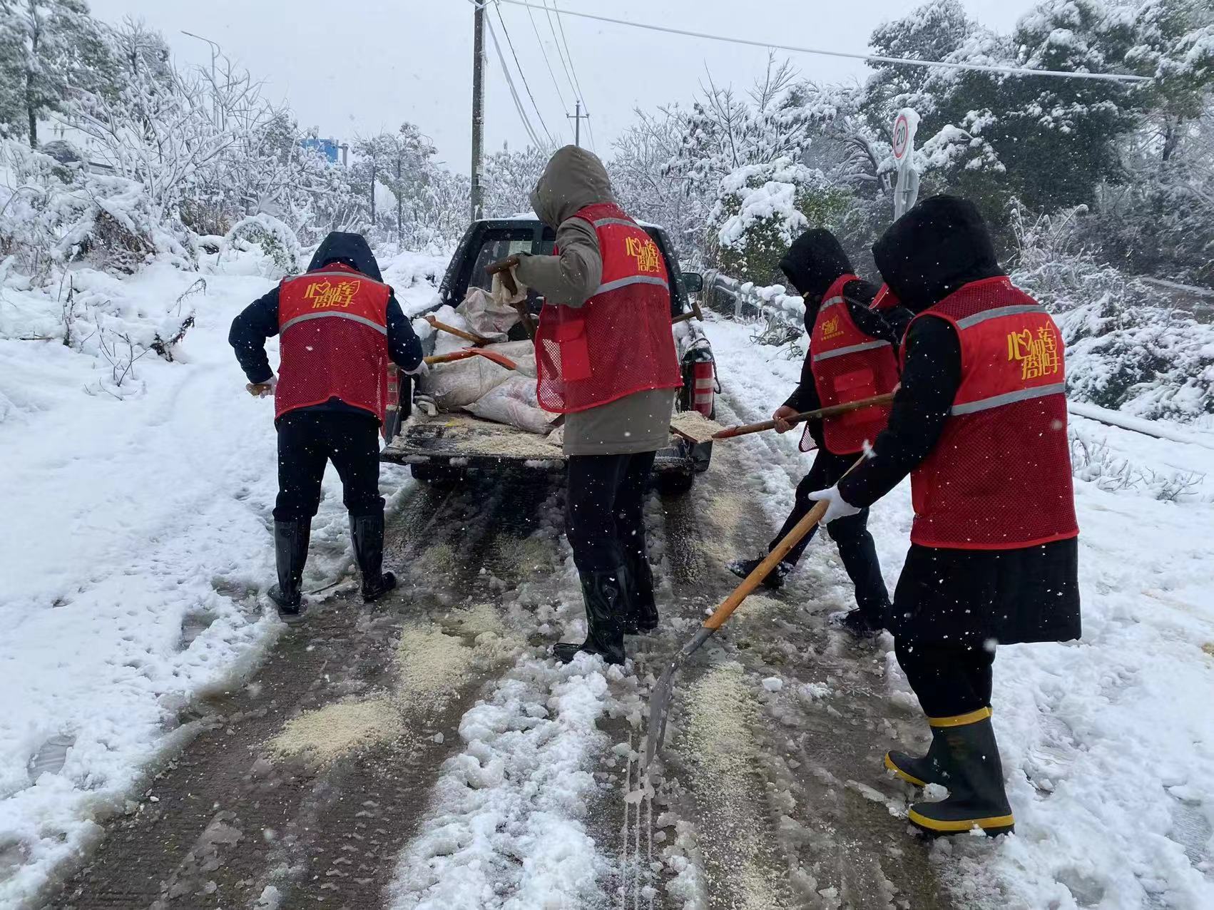 農聯村：迎風斗雪  鏟雪除冰在行動