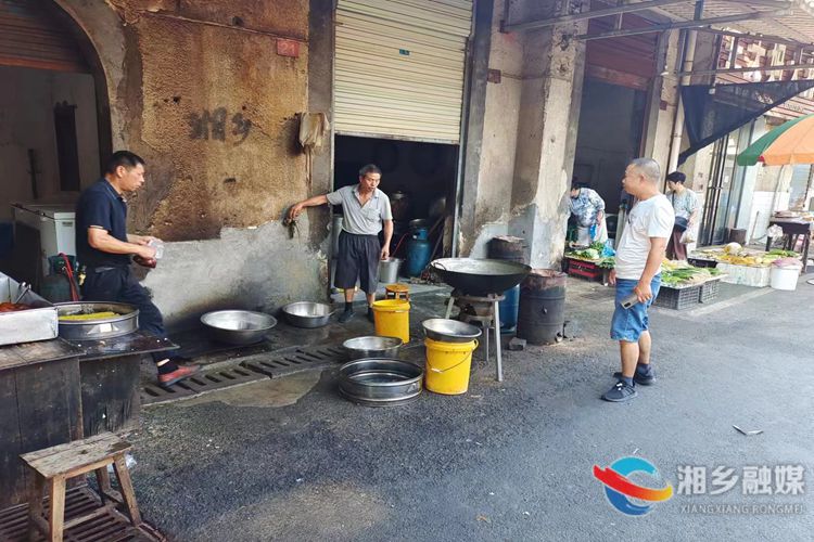 [新湘路街道]利剑行动抓微处 煤球使用要环保