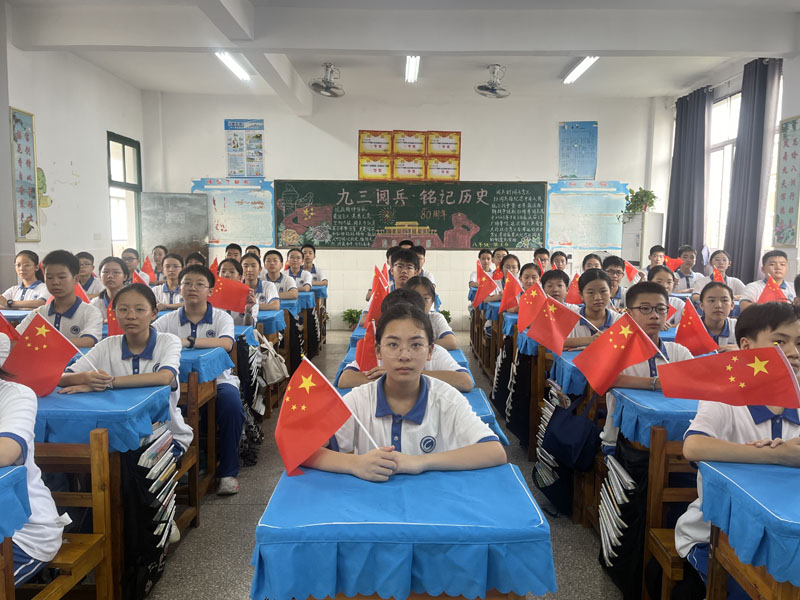 汉寿龙池实验中学：观盛大阅兵，燃爱国豪情