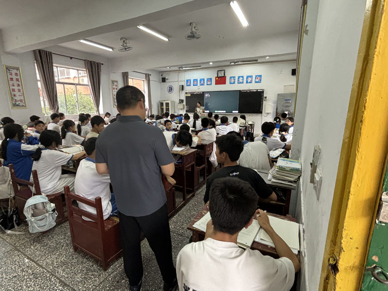 常德市教育局督导检查龙池实验中学日常工作
