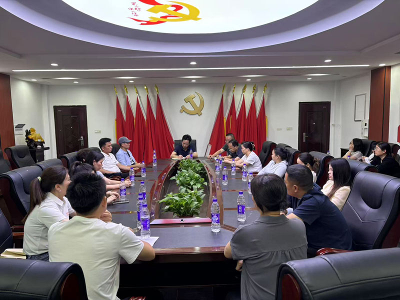汉寿龙池实验中学召开家校联席会：共议德育与食堂管理，家委“陪餐”点赞舌尖安全