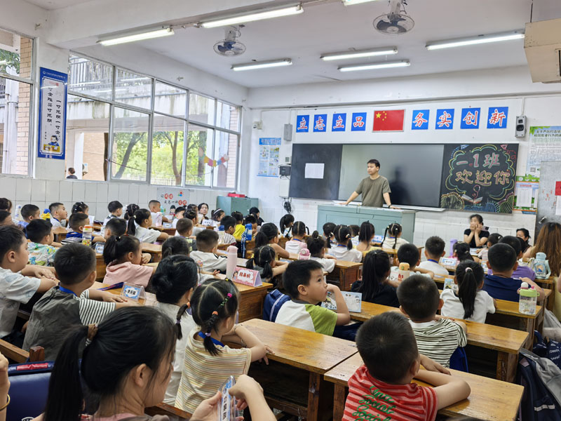 同心携手启新程 家校共育促成长｜汉寿县龙池附小召开一年级新生家长会
