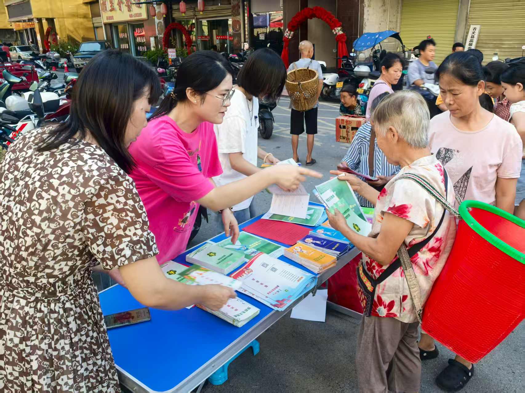 古丈残联：“赶集摆摊”筑牢残疾预防屏障