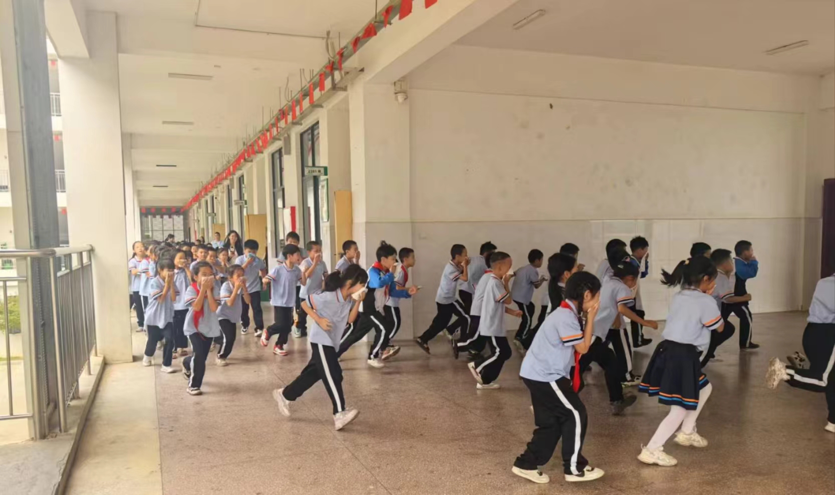 九华和平将军渡小学：消防演练筑安全防线，师生共筑平安校园