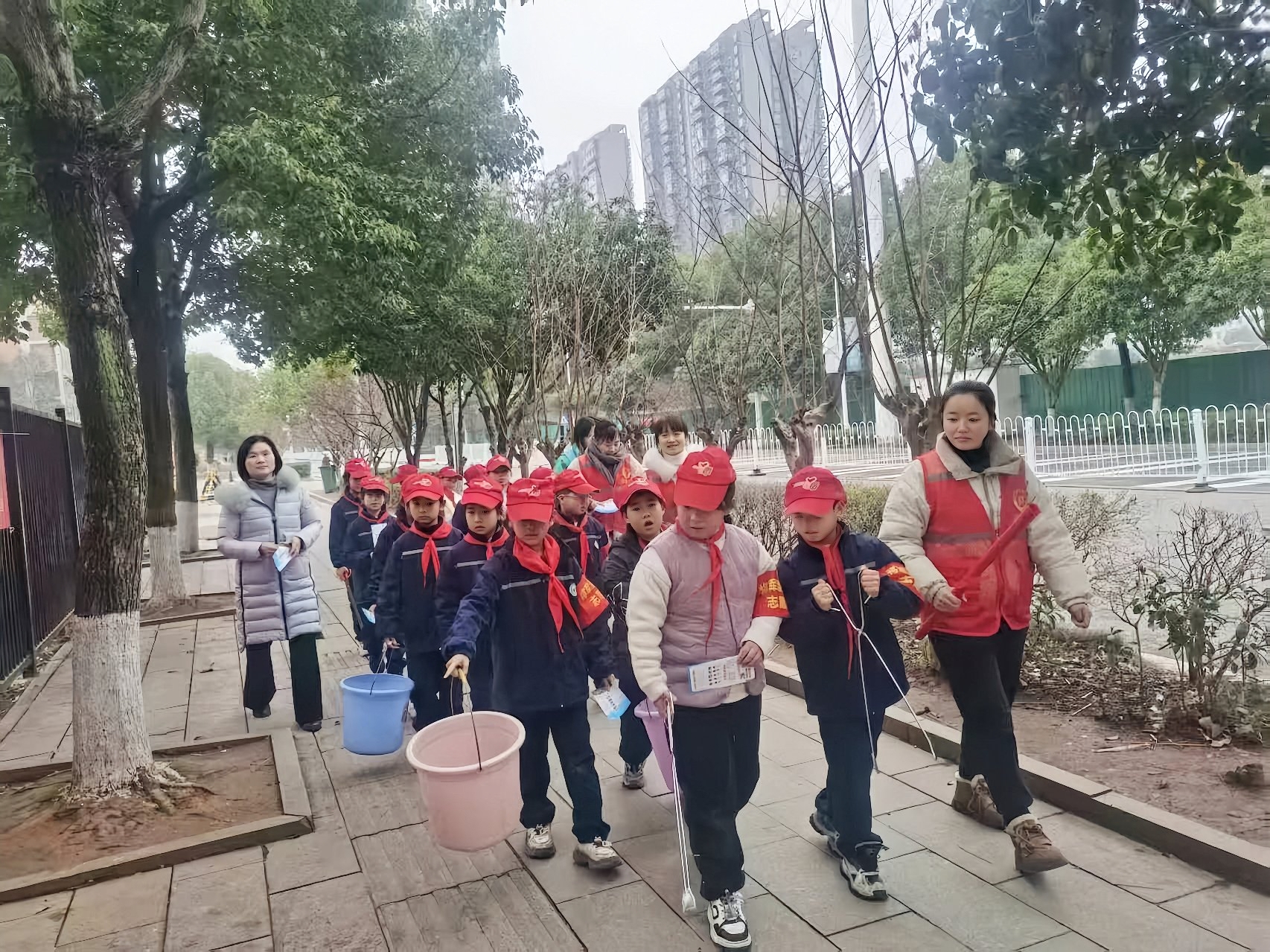 九华和平将军渡小学：开展“童心学雷锋，温暖社区行”主题实践活动