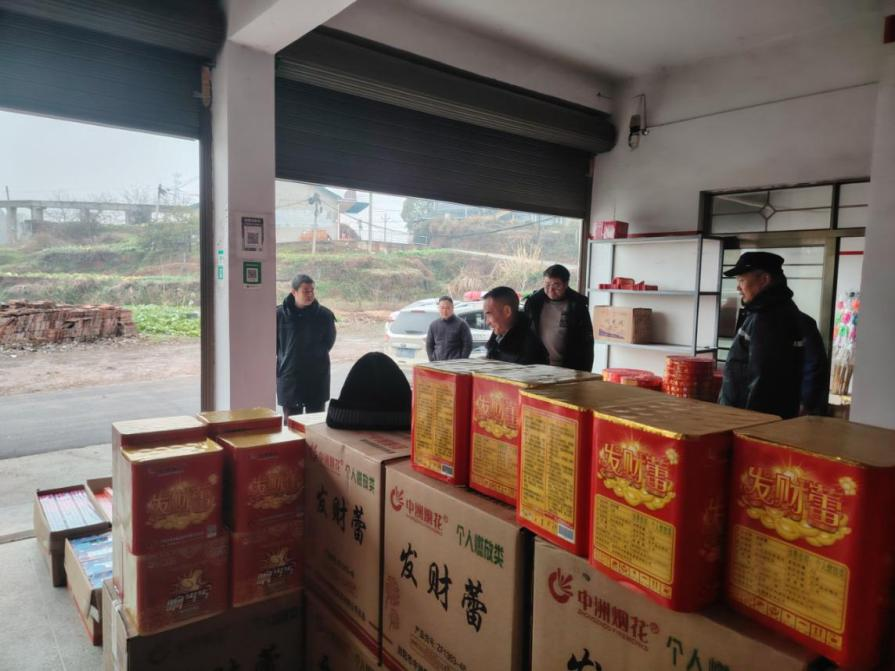 中方县铜湾镇开展烟花爆竹“打非治违”专项行动