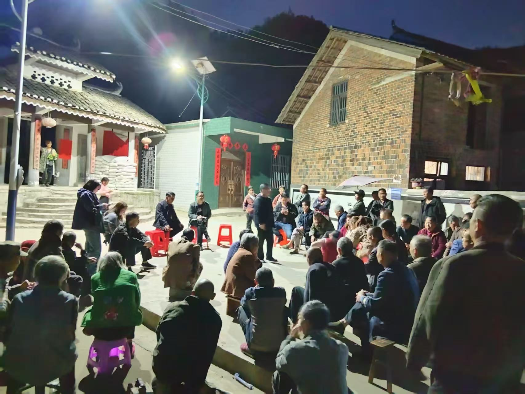 中方县铜湾镇：屋场会上集民意，谱写农业社会化服务新篇章