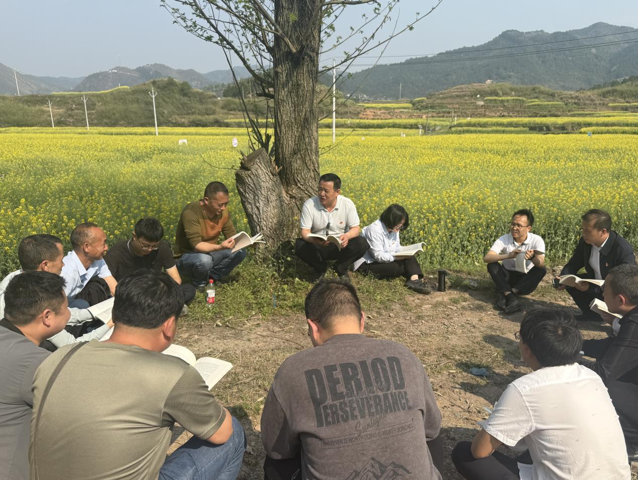 中方县铜湾镇： 青年党员花海“开课”！读经典、悟清廉、修党性，这场学习超有料