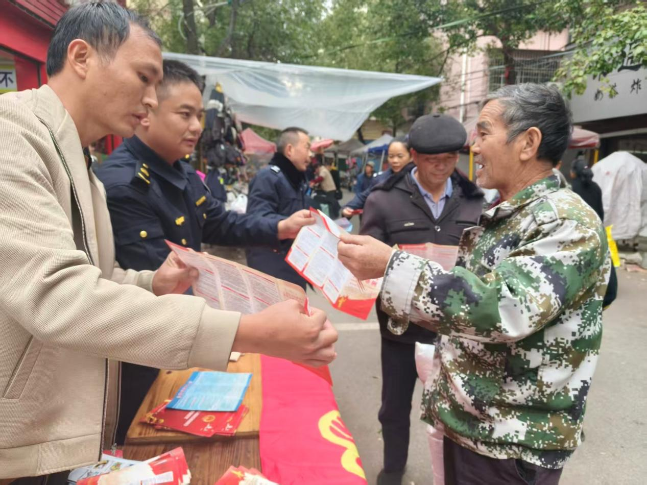 中方县铜湾镇：平安宣传进集镇 共筑和谐安全防线