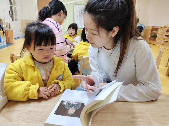 芙蓉社區(qū)開展“親子讀黨史 薪火代代傳”親子閱讀活動