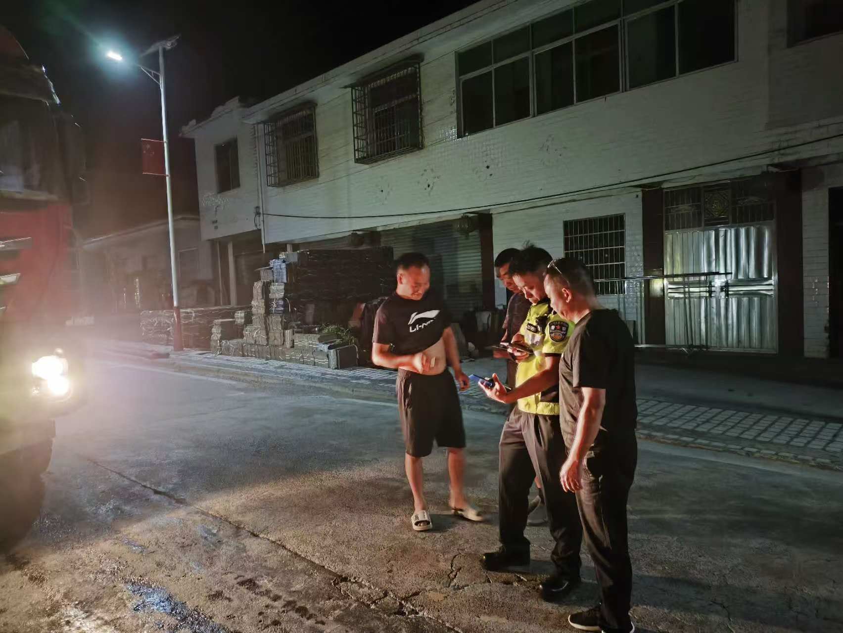 夜查超载保安全   联合执法见成效