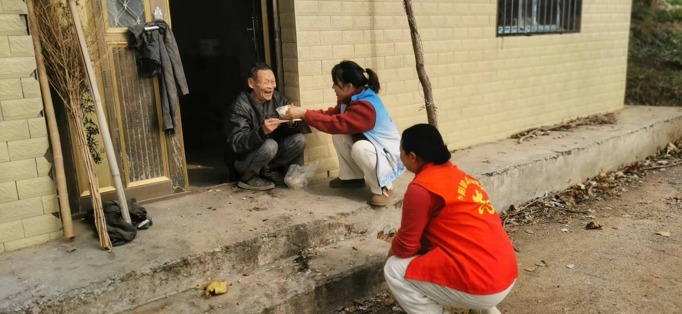 中方县泸阳镇民政社工站：“银发守护  幸福餐桌”走进老年人活动中心