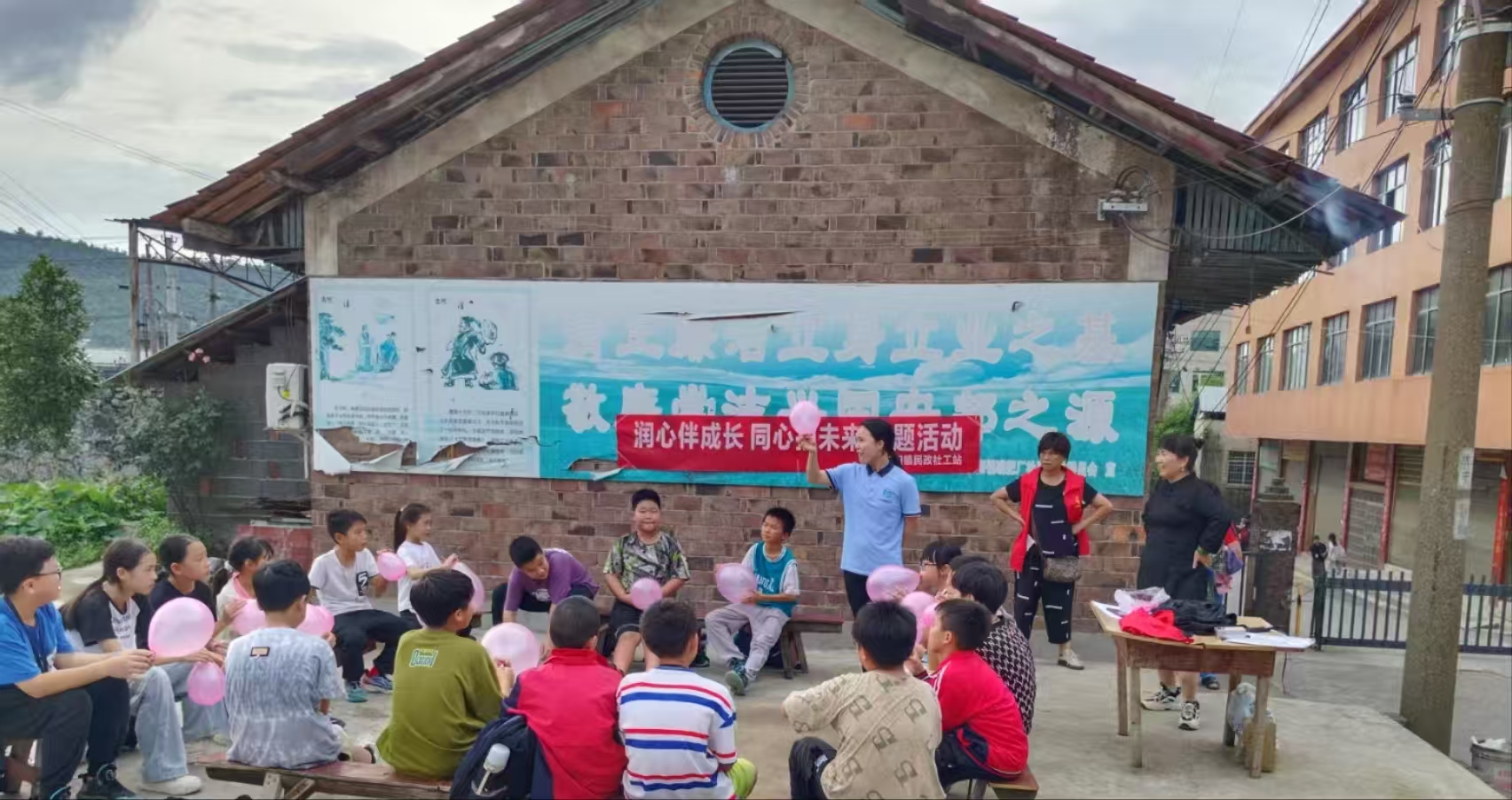 中方縣瀘陽(yáng)鎮(zhèn)民政社工站開(kāi)展“潤(rùn)心伴成長(zhǎng) 同心護(hù)未來(lái)”主題活動(dòng)