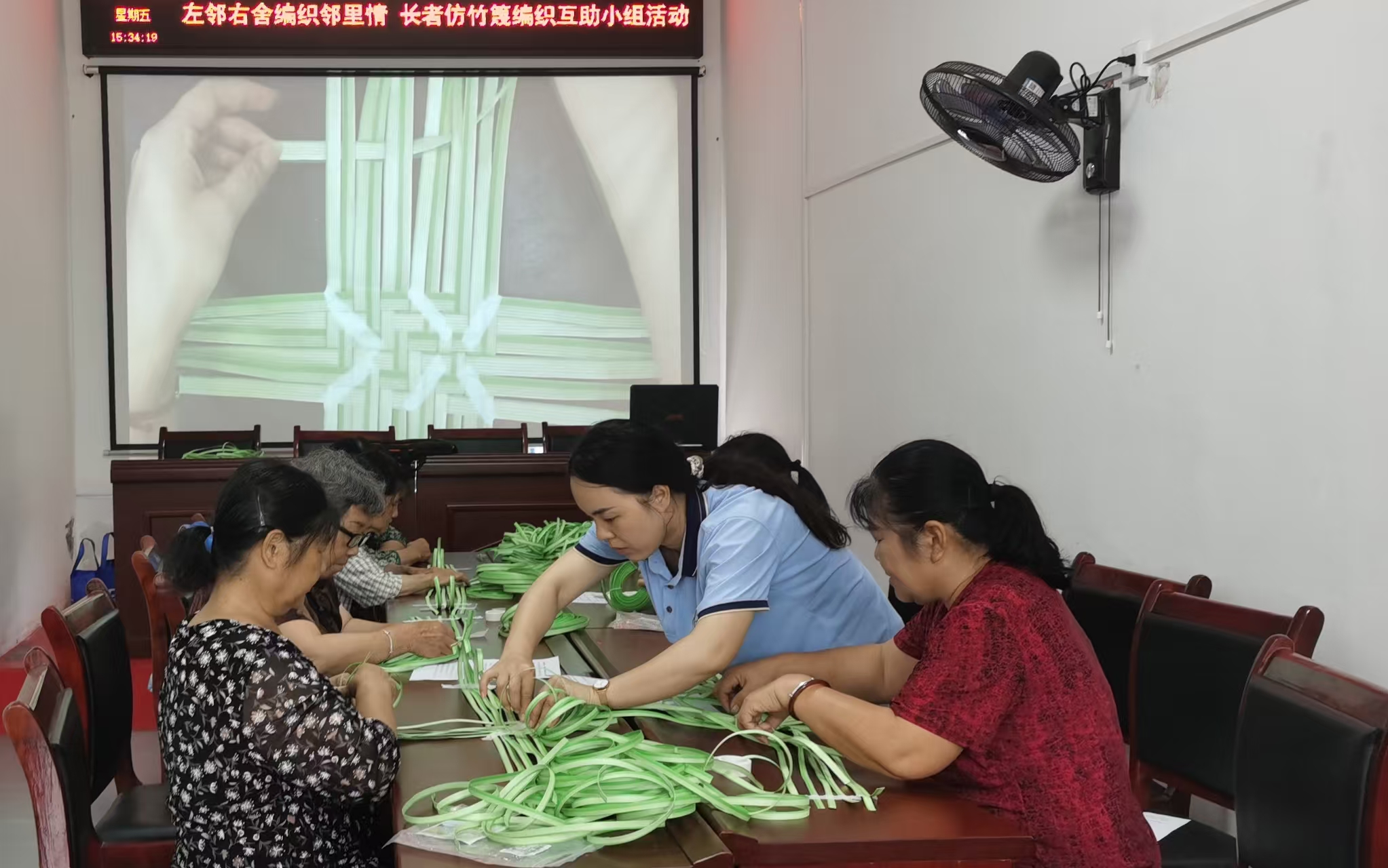 “巧手织暖意 邻里聚温情”  泸阳民政社工站开展长者仿竹篾编织互助小组活动