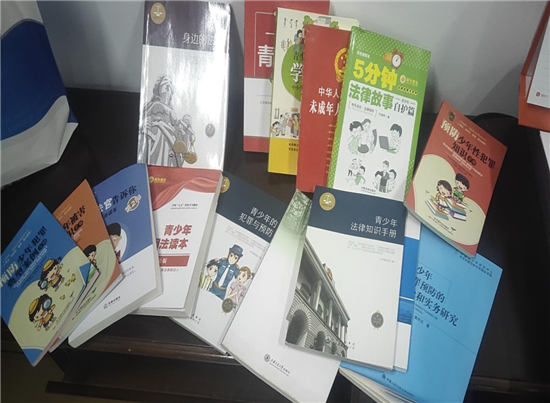 加強(qiáng)青少年法治教育 陽光社區(qū)新添法治書籍